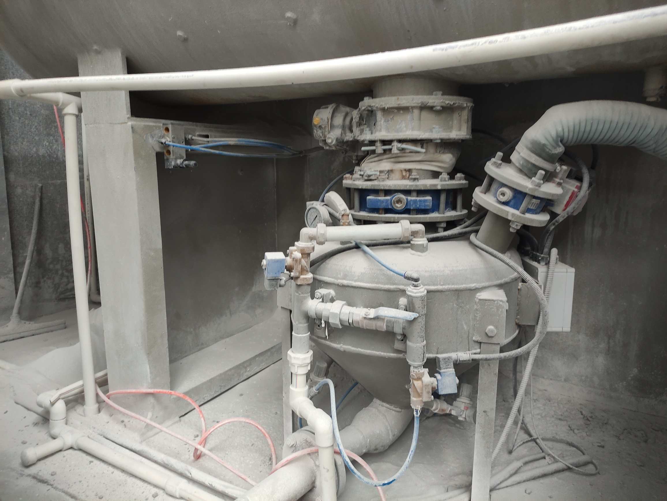 سیستم انتقال مواد پر فشار برای انتقال به مخزن ذخیره بزرگ